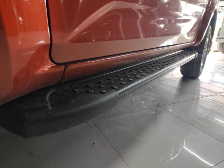 Isuzu D-Max Siyah Noktalı Basamak